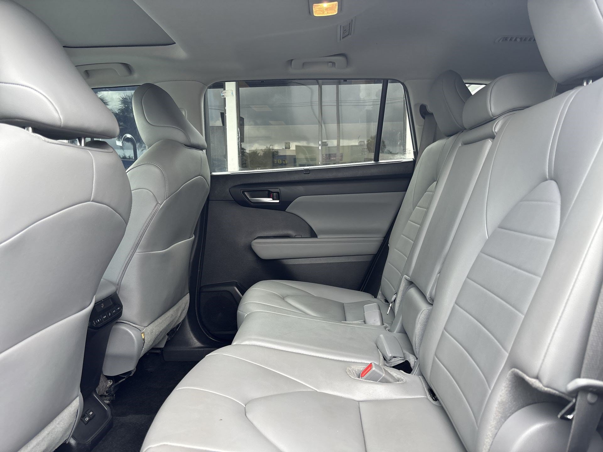 Used 2024 Toyota Highlander XLE FWD image 22