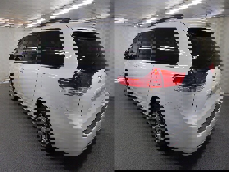 Used 2014 Toyota Sienna LE image 5