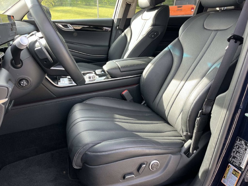 Used 2025 Genesis GV80 2.5T Standard AWD/4WD image 32