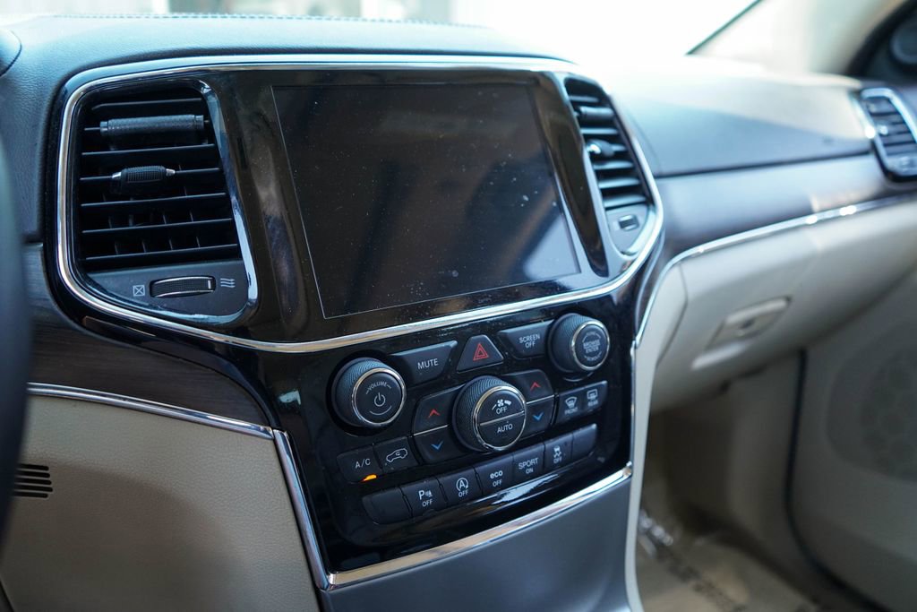 Used 2020 Jeep Grand Cherokee Overland AWD/4WD image 8