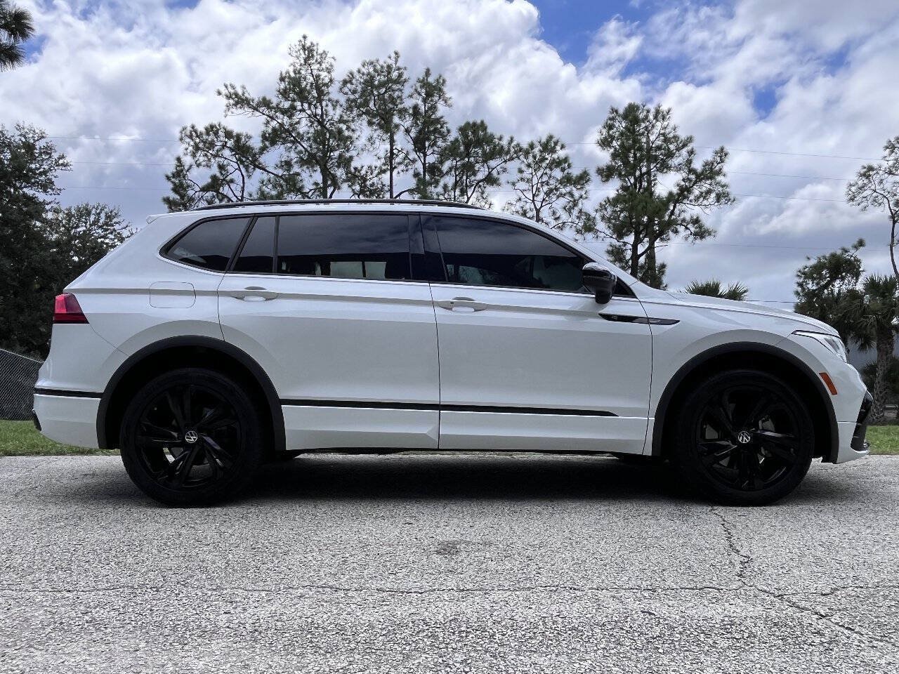 Used 2023 Volkswagen Tiguan SE R-Line FWD image 12