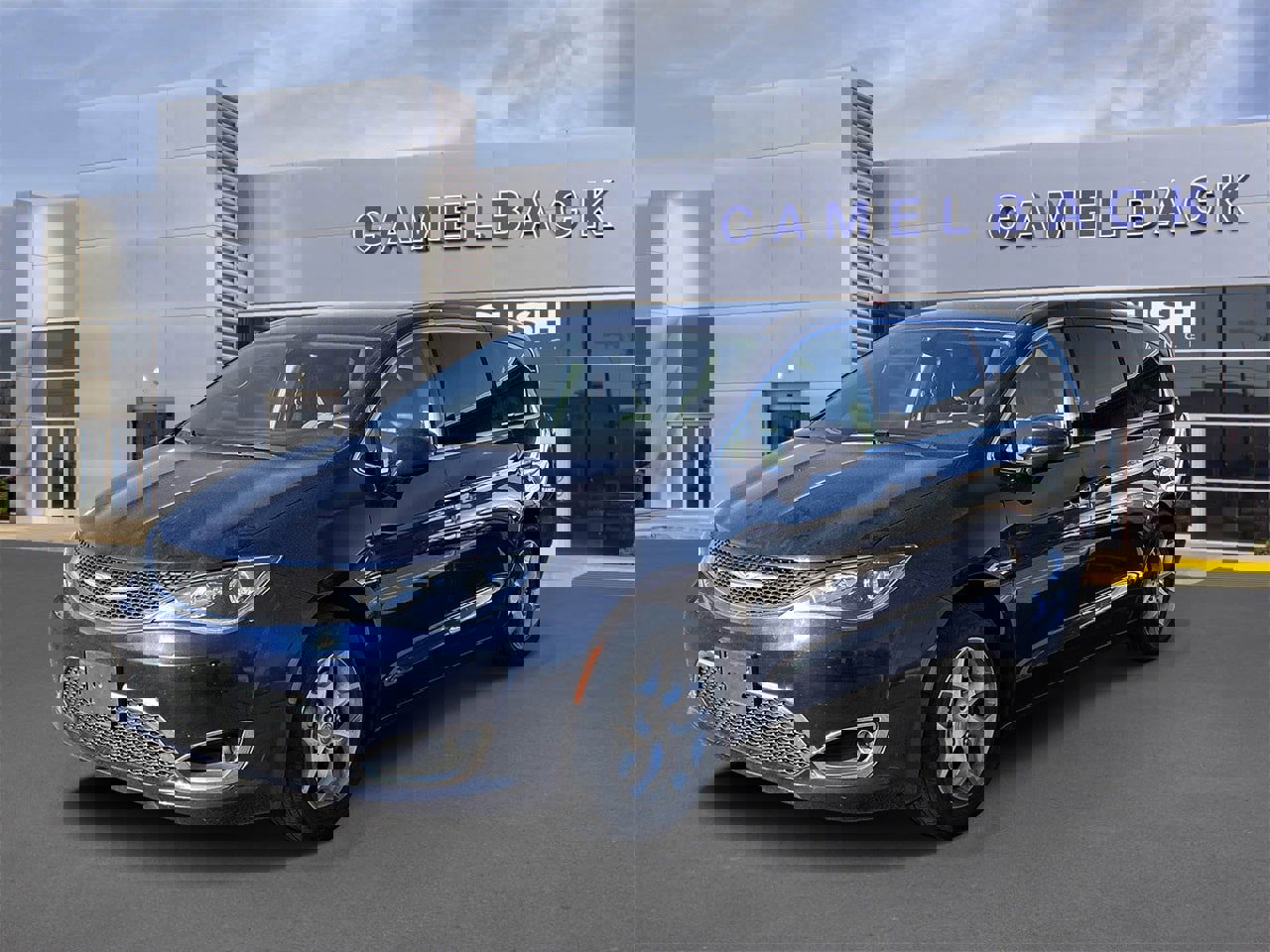 Used 2018 Chrysler Pacifica Touring Plus w/ Tire & Wheel Group image 2