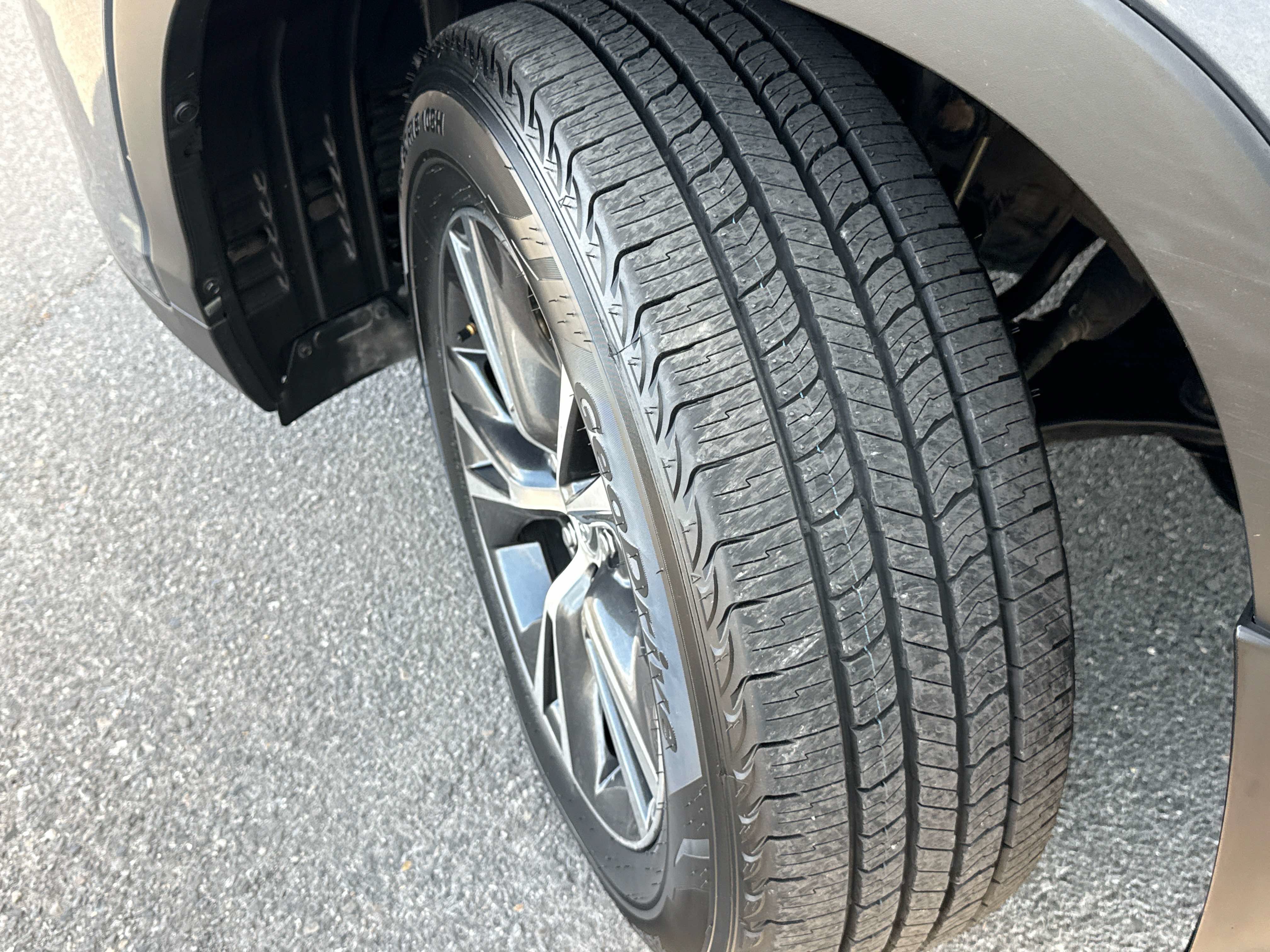 Used 2019 Toyota Highlander Plus AWD/4WD image 8