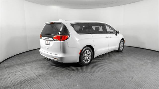 Used 2020 Chrysler Voyager LX image 8