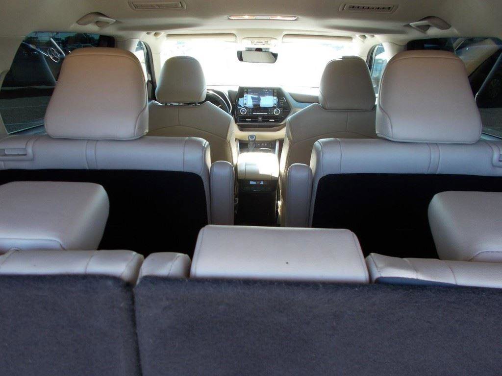 Used 2021 Toyota Highlander XLE image 11