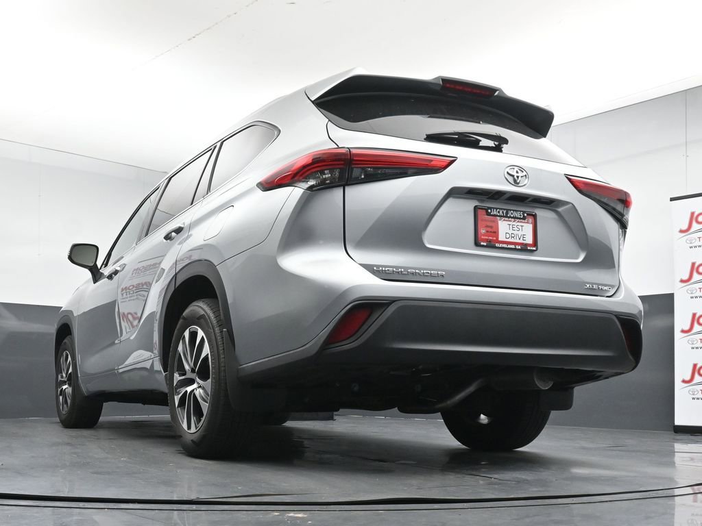 Used 2022 Toyota Highlander XLE AWD/4WD image 38