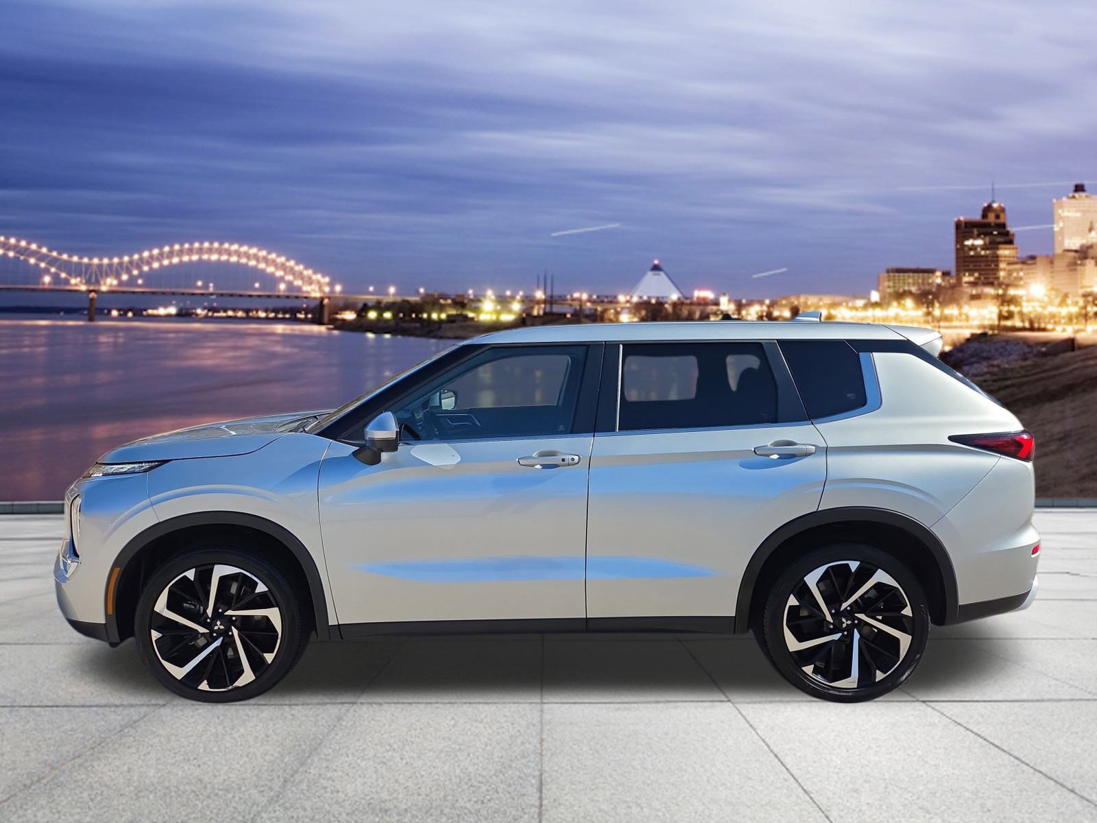 Used 2024 Mitsubishi Outlander SE image 2