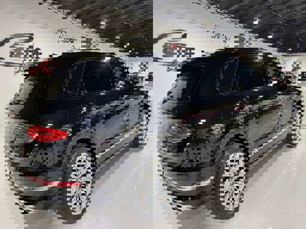 Used 2023 Bentley Bentayga Extended Wheelbase image 7
