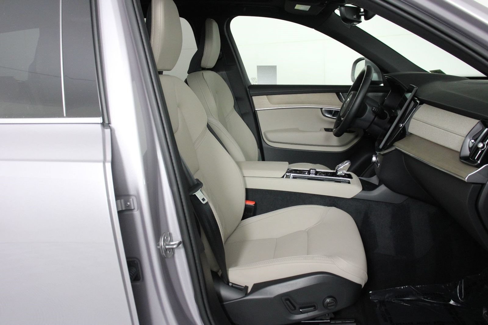Certified 2026 Volvo XC90 B6 Plus w/ Protection Package Premier AWD/4WD image 29