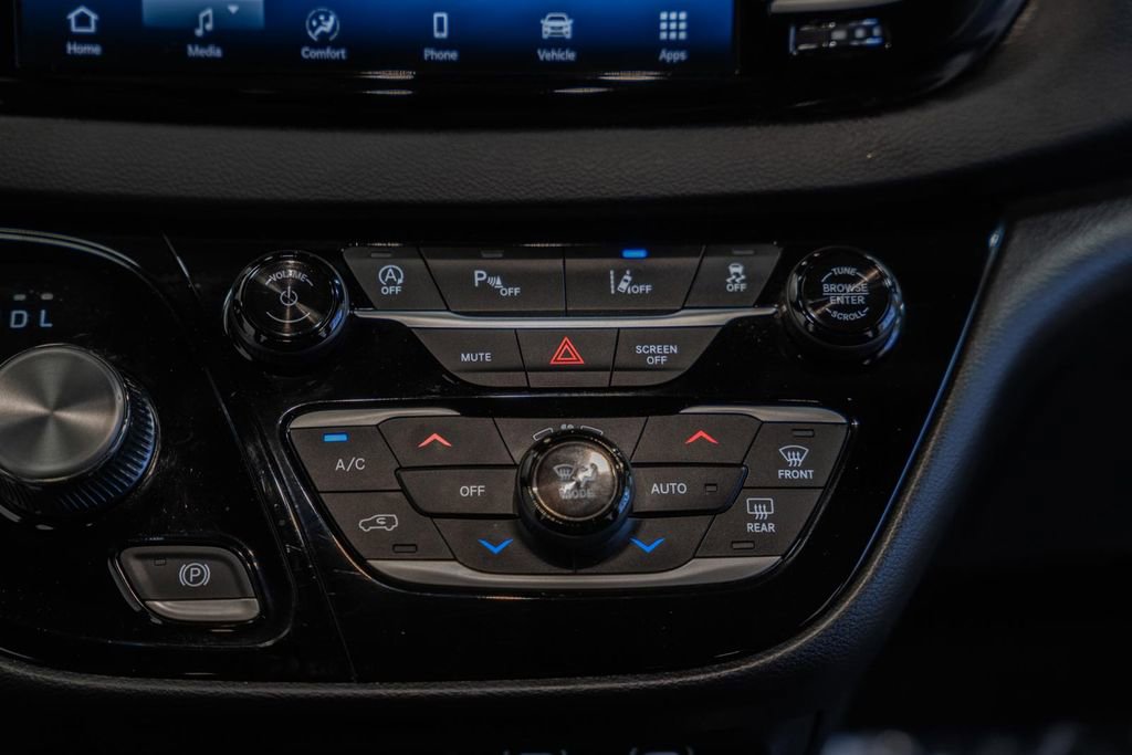 Used 2025 Chrysler Pacifica Select FWD image 27