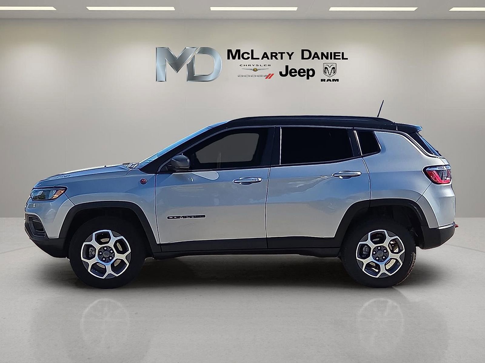 Used 2022 Jeep Compass Trailhawk w/ Trailer Tow Group AWD/4WD image 3