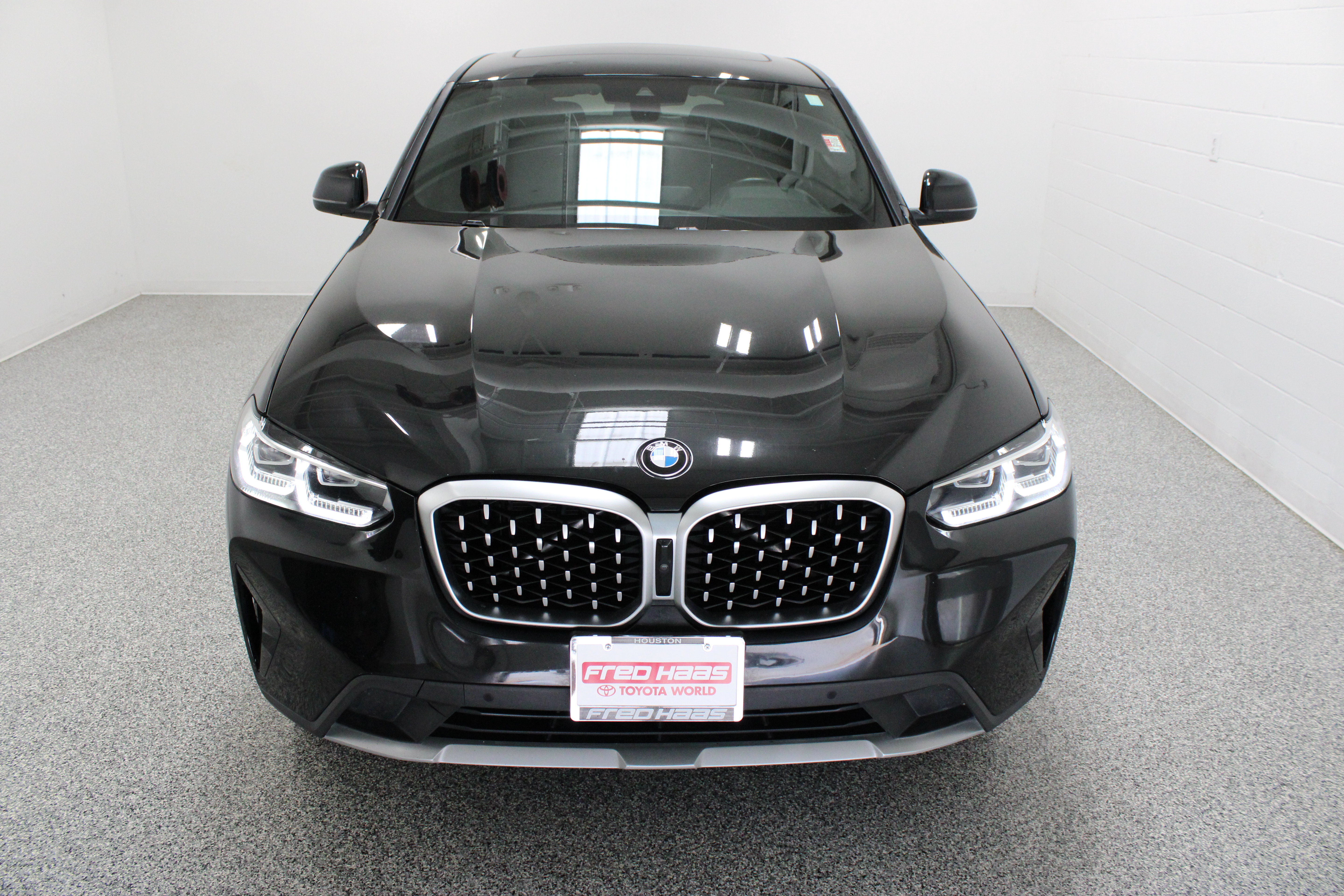 Used 2023 BMW X4 xDrive30i AWD/4WD image 3