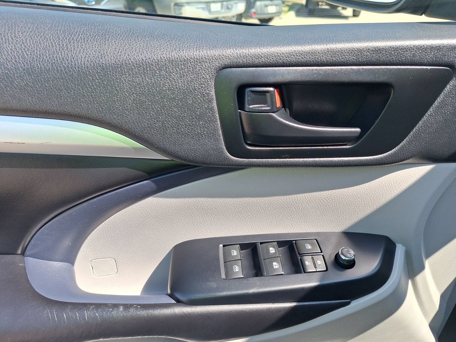 Used 2019 Toyota Highlander Plus FWD image 17
