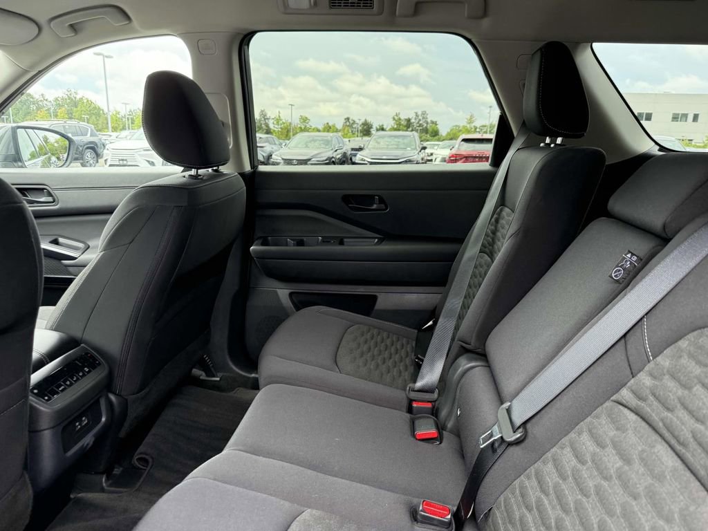 Used 2025 Nissan Pathfinder SV image 18