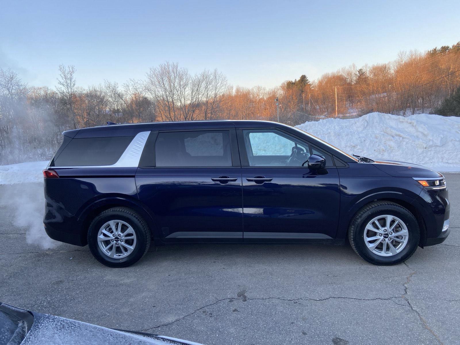 Used 2024 Kia Carnival LX image 6