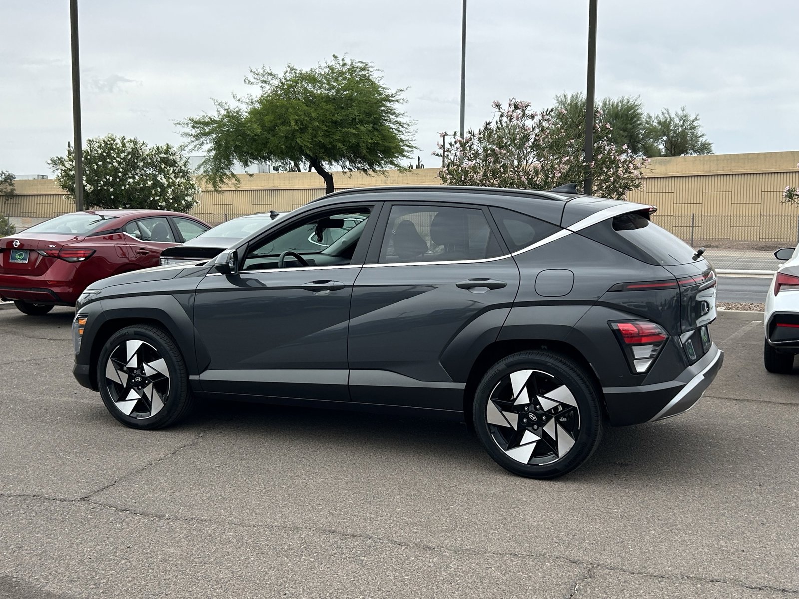 Used 2024 Hyundai Kona Limited FWD image 3