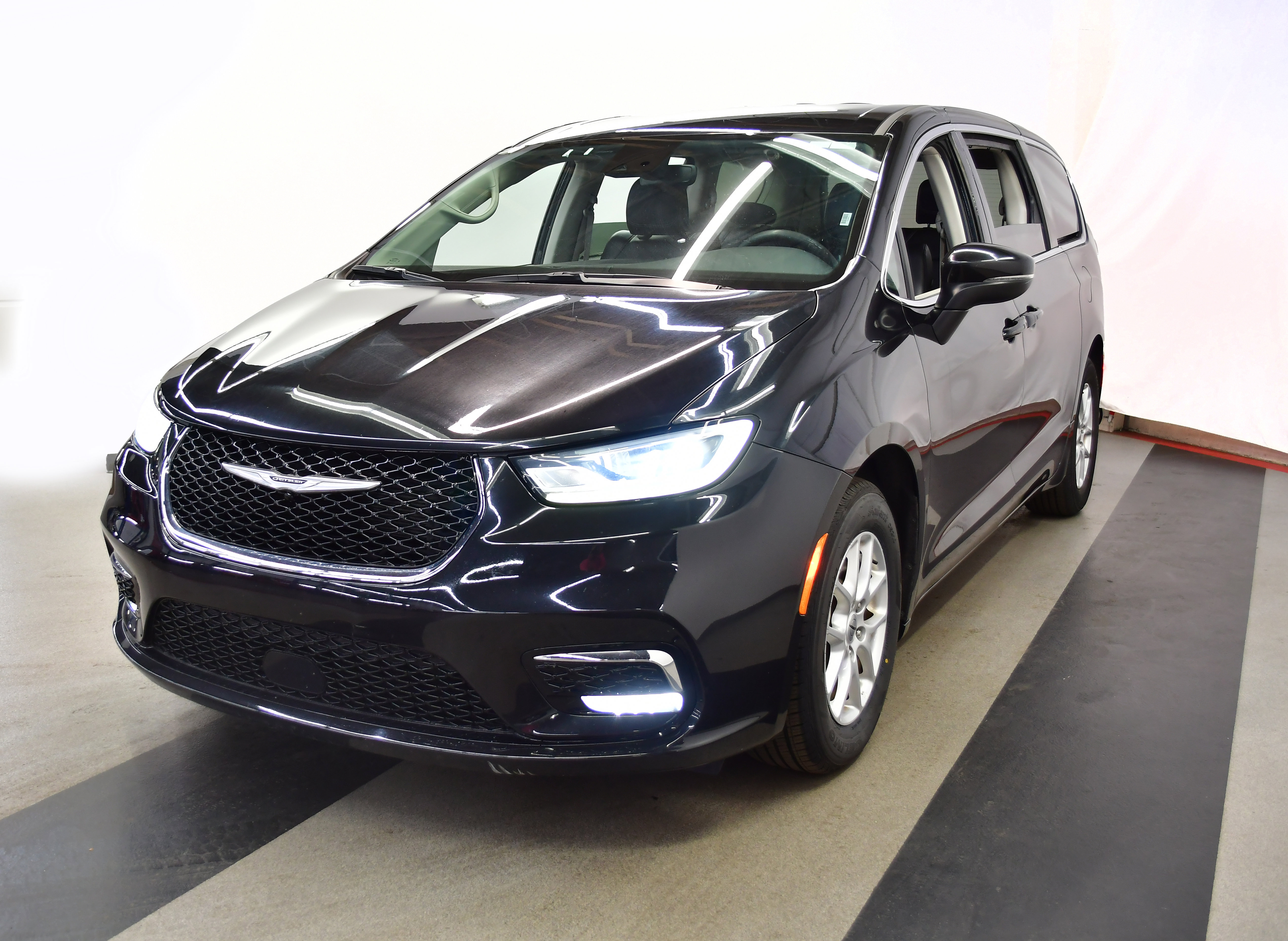 Used 2023 Chrysler Pacifica Touring-L FWD image 11