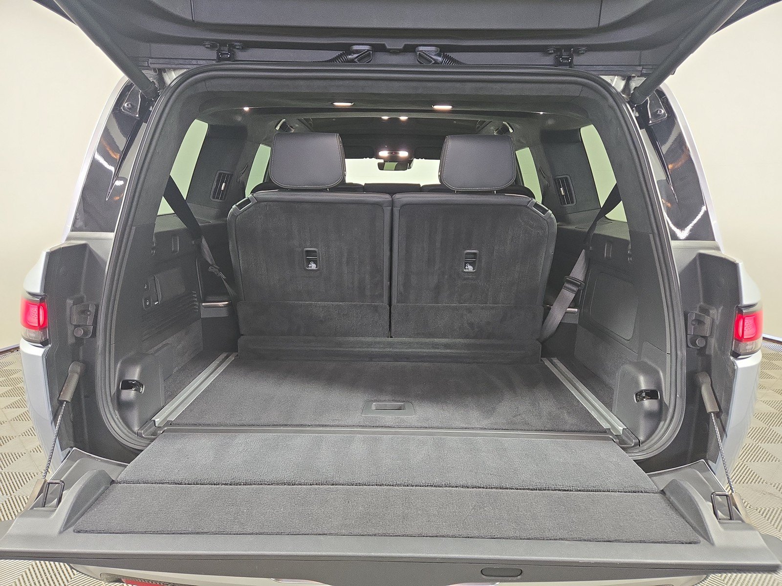 Used 2024 Rivian R1S Adventure AWD/4WD image 15