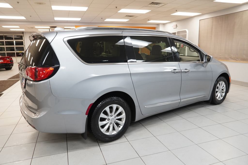 Used 2018 Chrysler Pacifica Touring-L FWD image 11