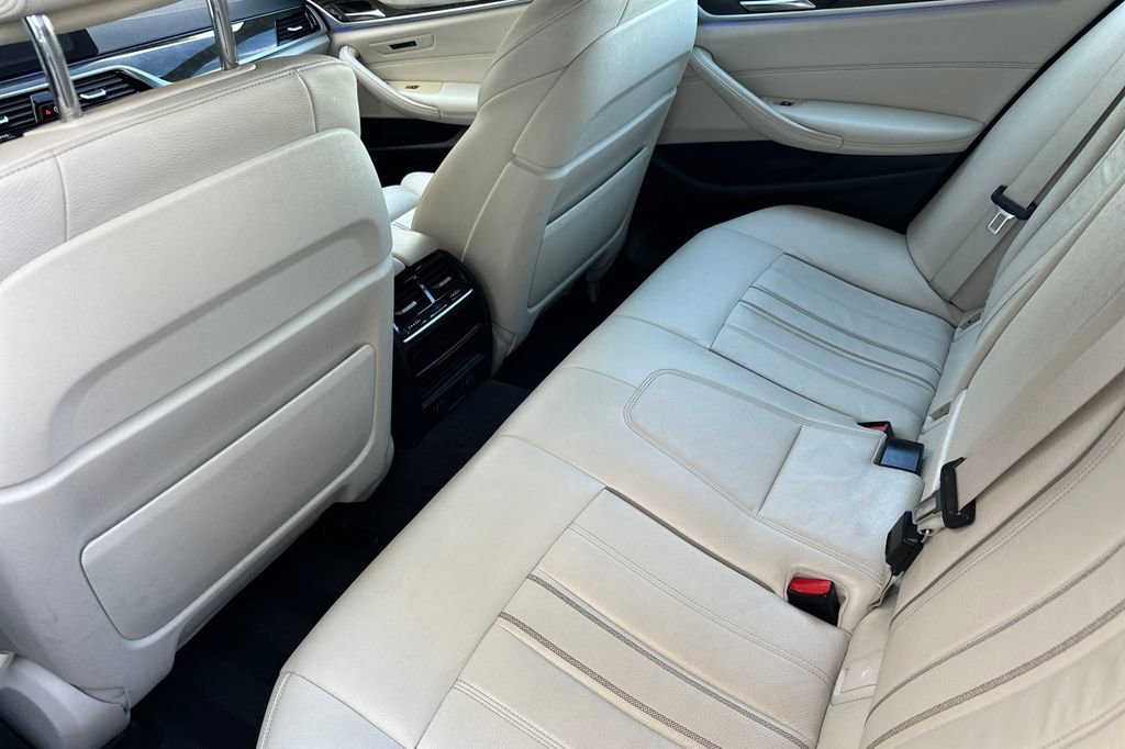 Used 2019 BMW 530e w/ M Sport Package image 12
