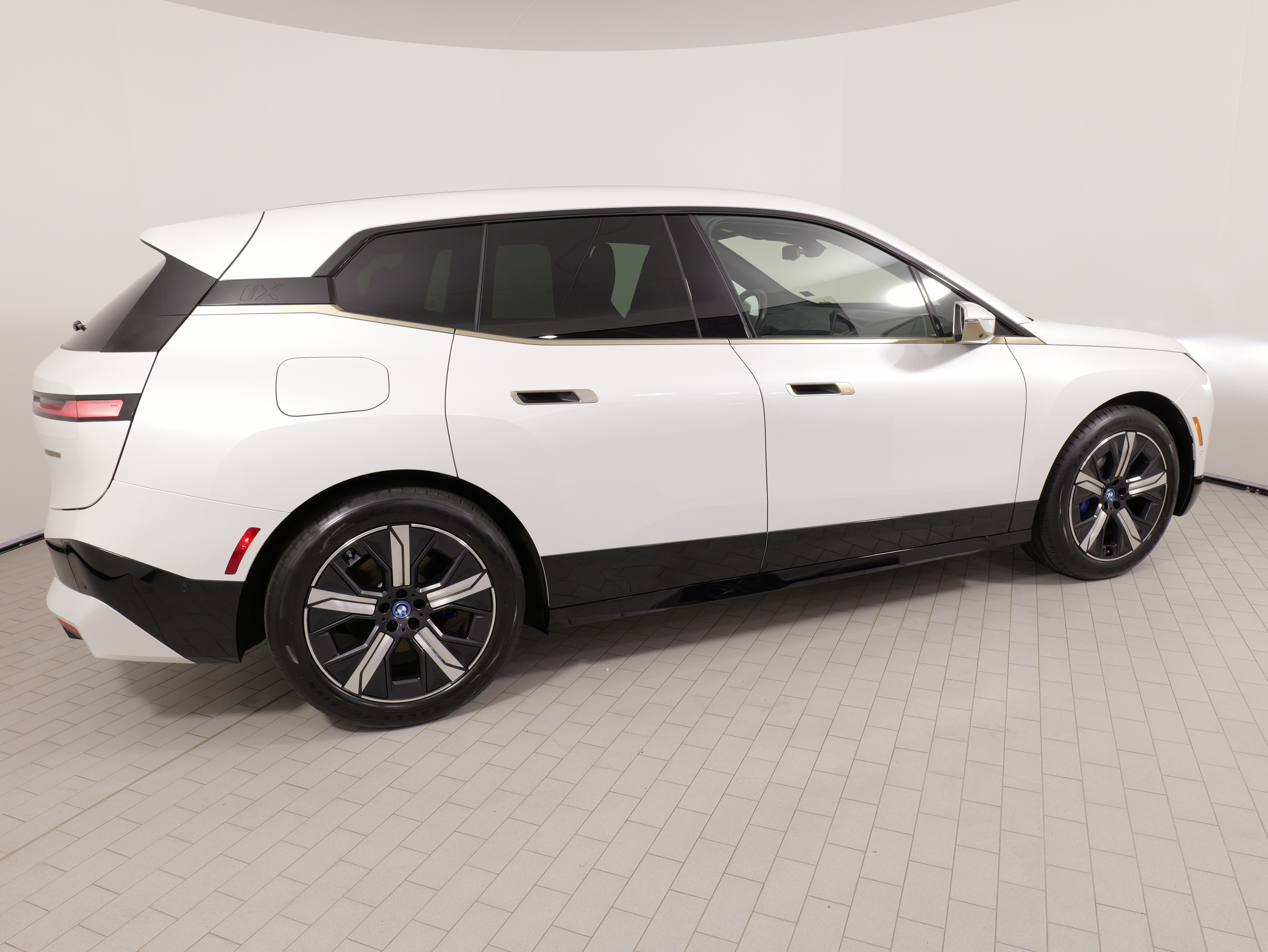 Used 2023 BMW iX xDrive50 w/ Premium Package AWD/4WD image 9