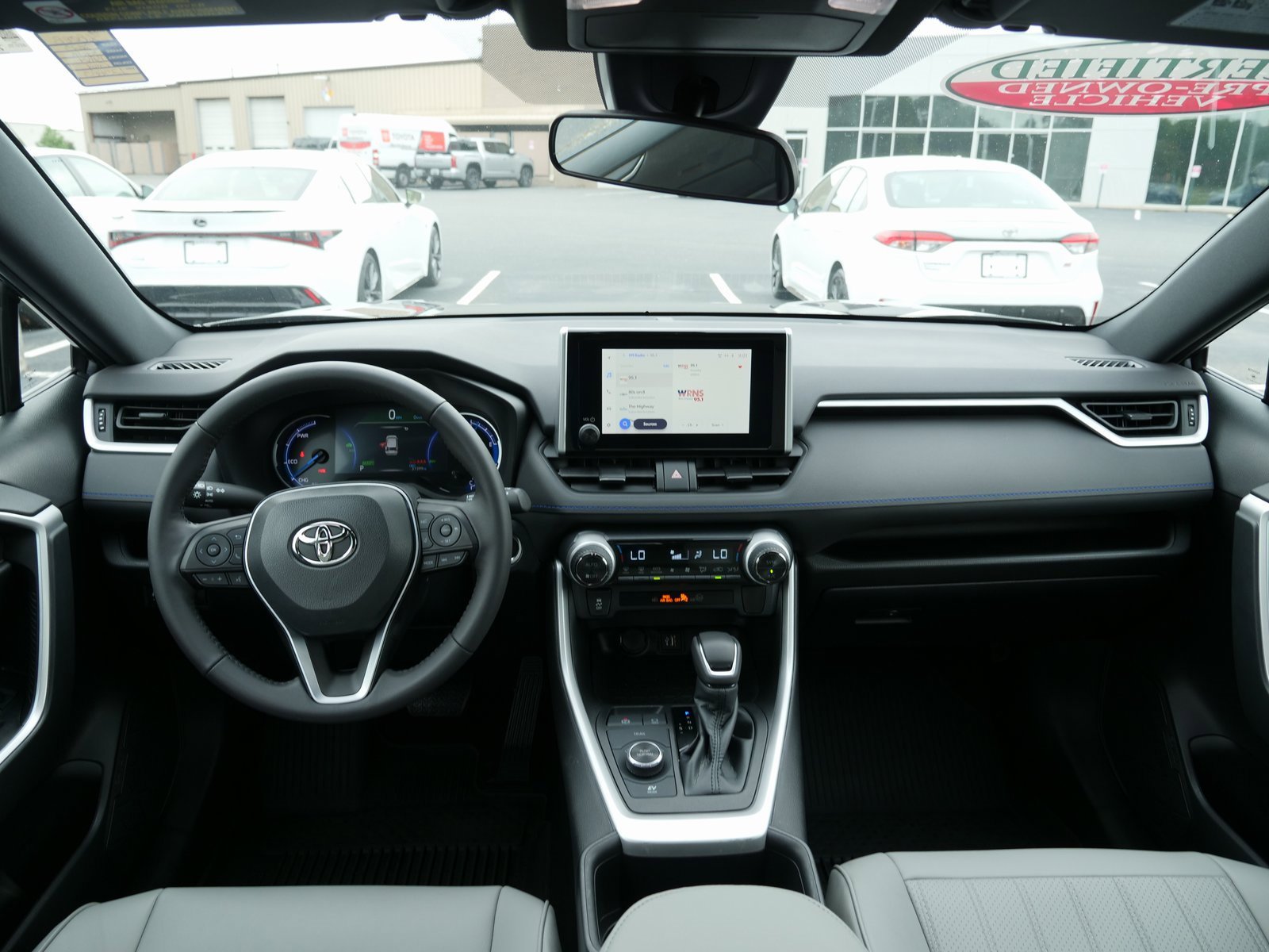 Used 2023 Toyota RAV4 SE image 17