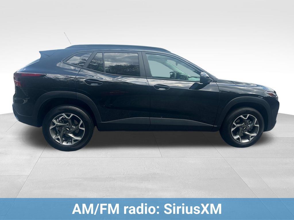 Used 2025 Chevrolet Trax LT FWD image 9