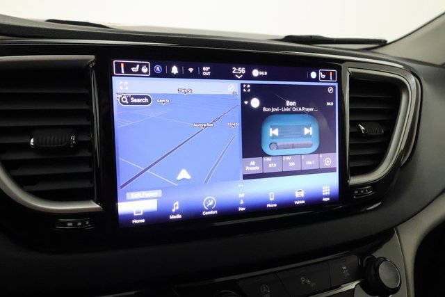 Used 2022 Chrysler Voyager LX image 16