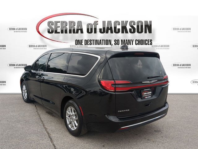 Used 2023 Chrysler Pacifica Touring-L image 6