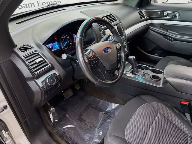 Used 2016 Ford Explorer XLT w/ Equipment Group 201A image 9