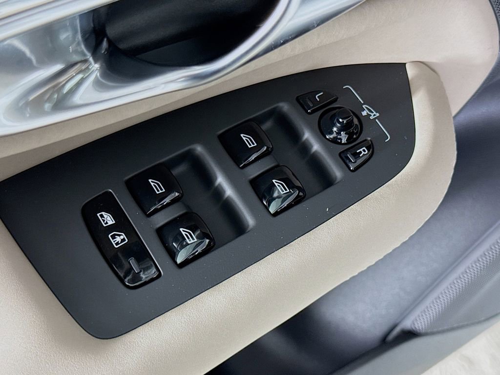 New 2026 Volvo XC90 B6 Plus w/ Protection Package Premier image 17