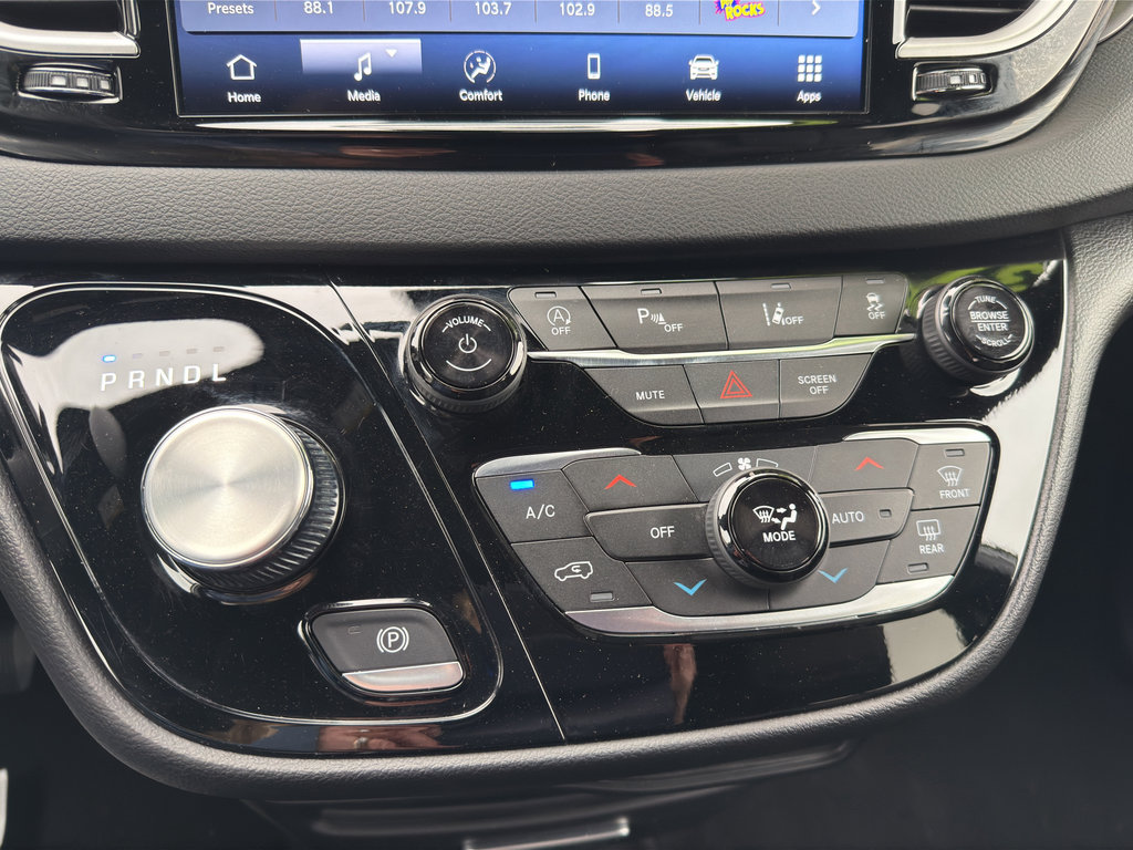 Used 2026 Chrysler Pacifica Select image 21