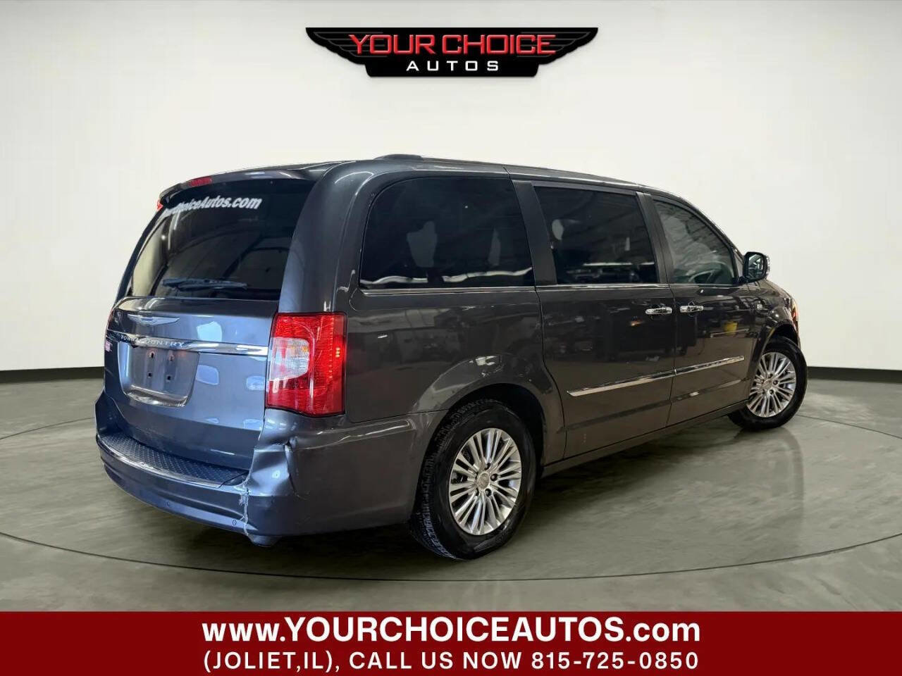 Used 2014 Chrysler Town & Country Touring-L image 10