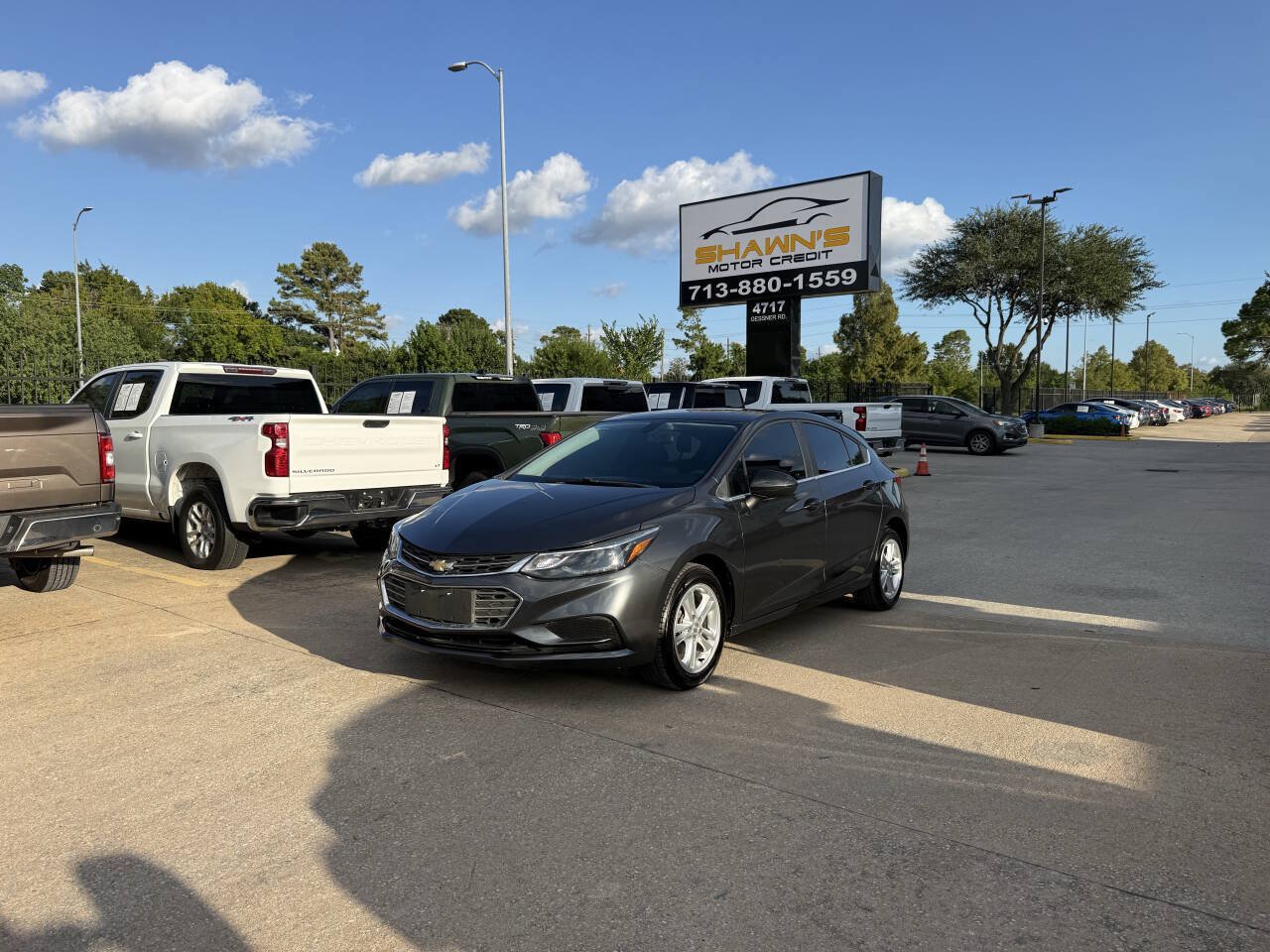 Used 2018 Chevrolet Cruze LT w/ Convenience Package FWD image 3