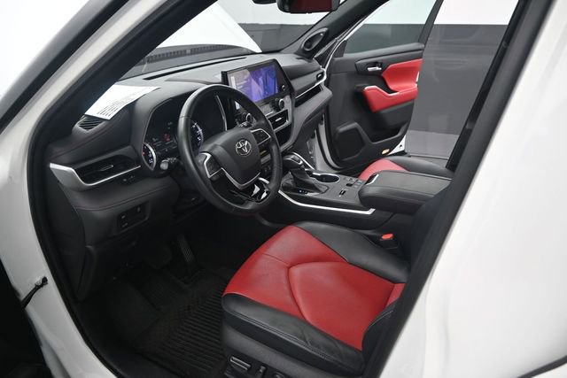 Used 2023 Toyota Highlander XSE FWD image 7