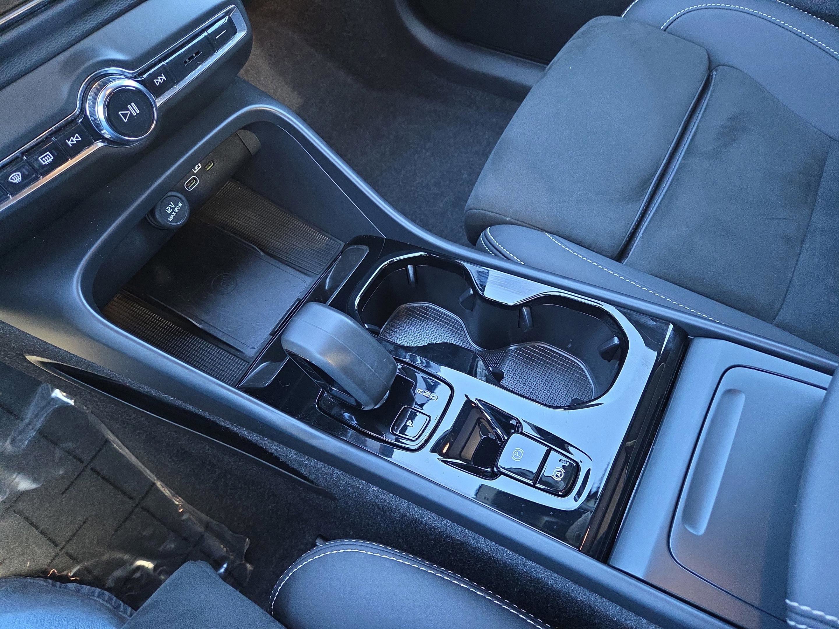 Used 2025 Volvo XC40 B5 Plus image 22