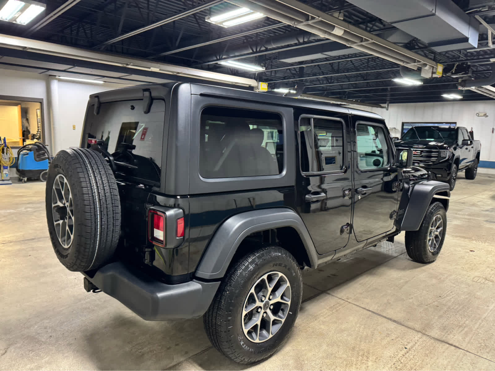 Used 2024 Jeep Wrangler Sport S image 4