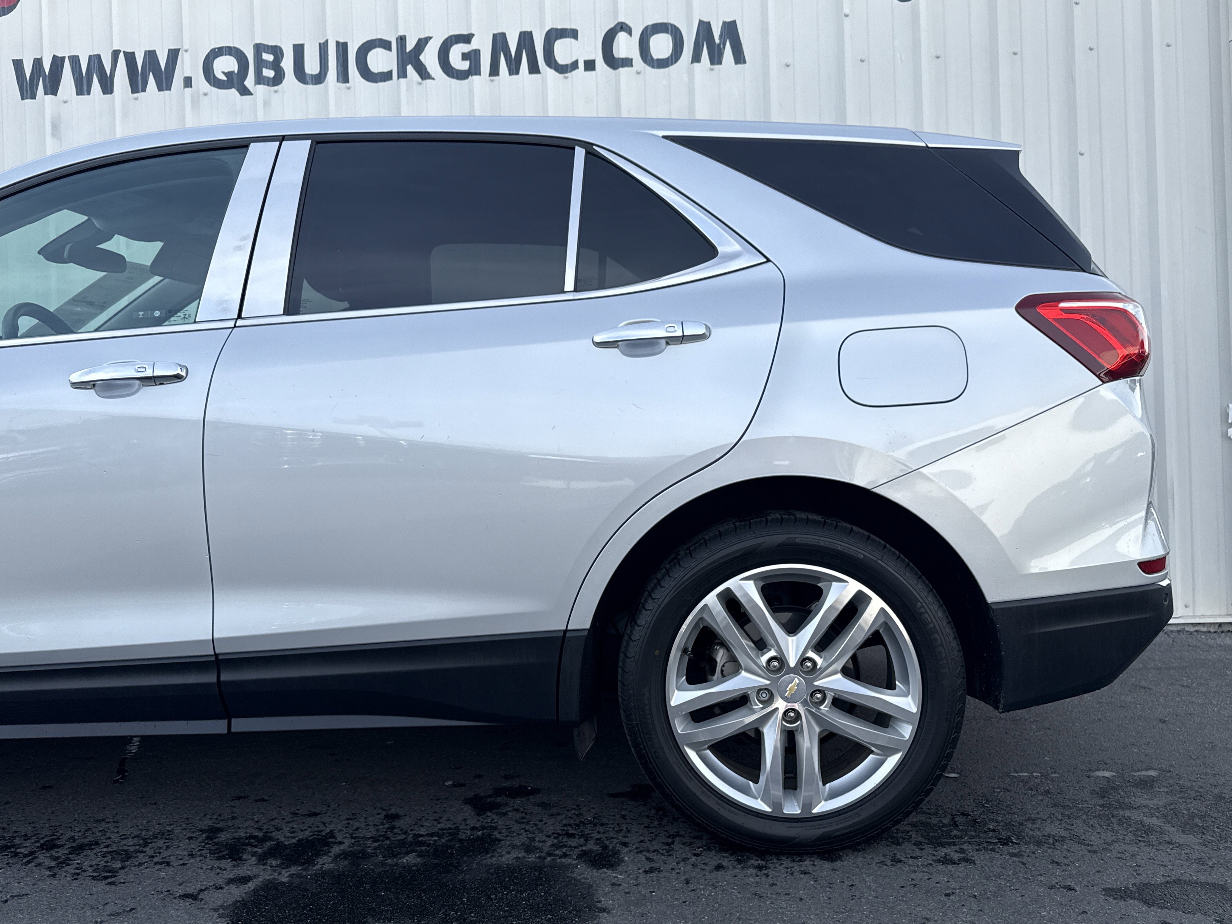 Used 2020 Chevrolet Equinox LT image 2