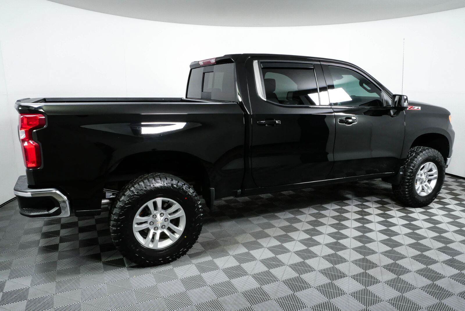 Used 2022 Chevrolet Silverado 1500 LTZ w/ LTZ Convenience Package II AWD/4WD image 2