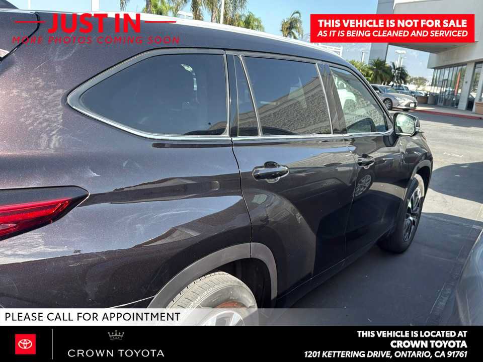 Used 2022 Toyota Highlander XLE FWD image 3