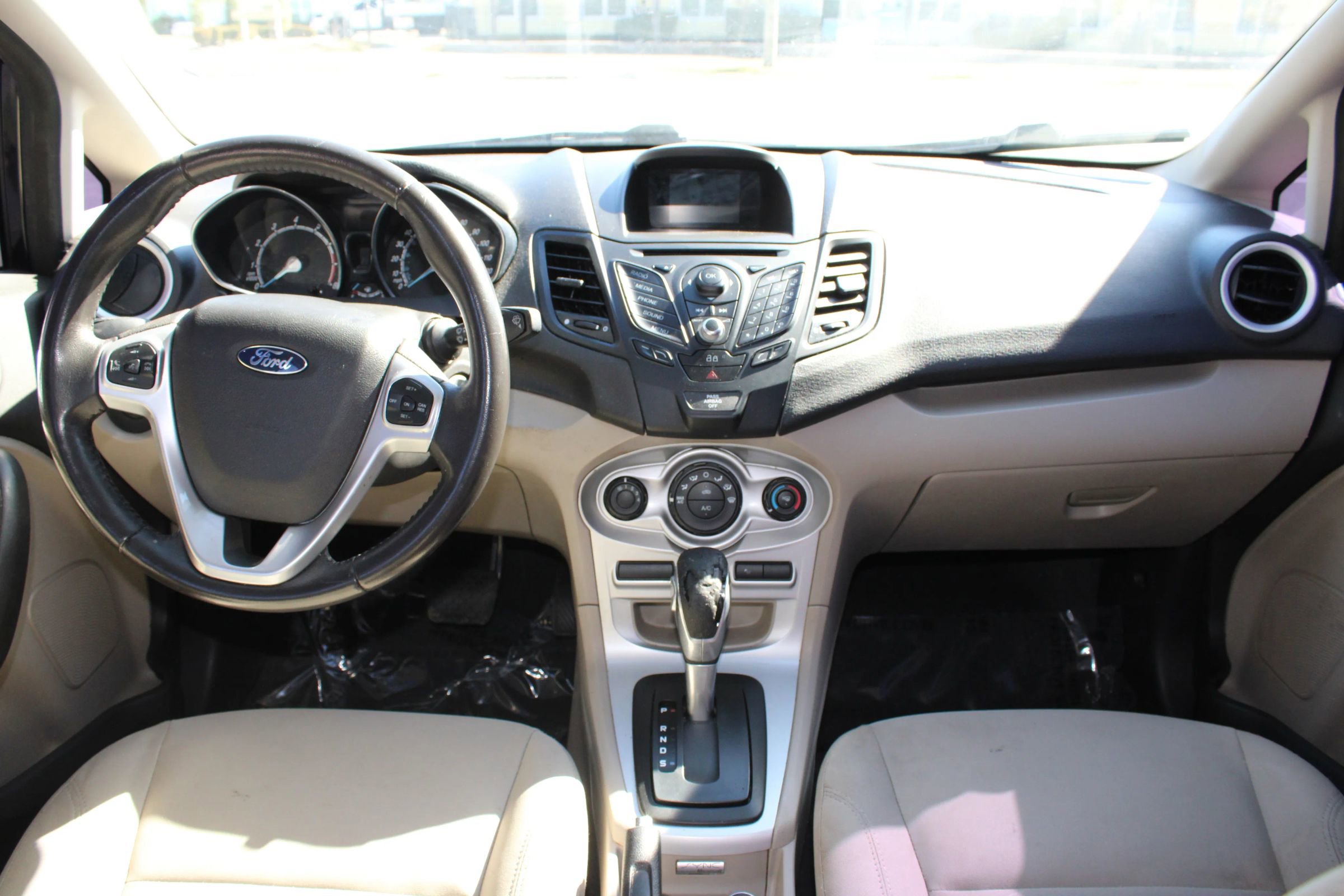 Used 2015 Ford Fiesta SE image 9