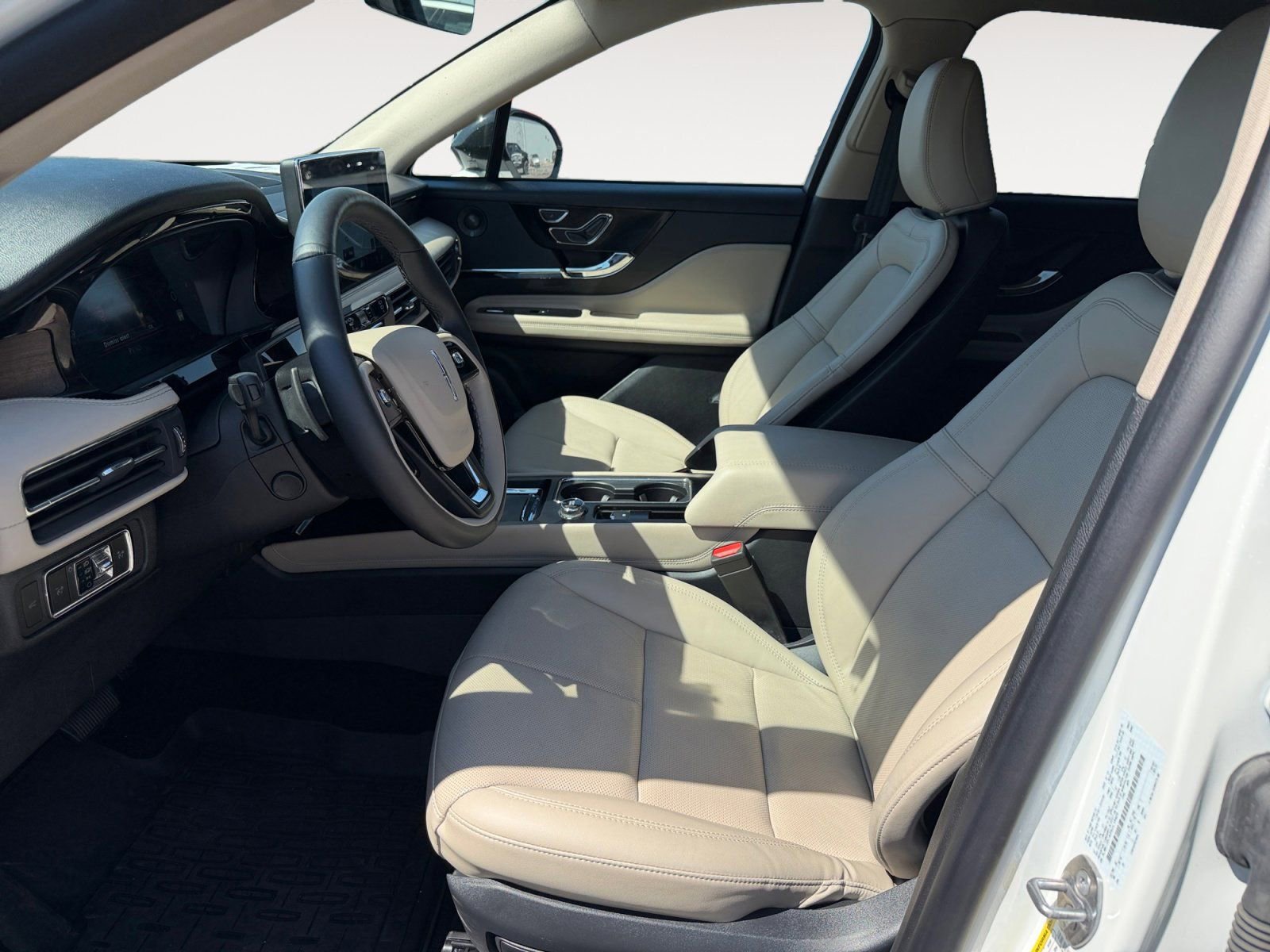 New 2025 Lincoln Corsair Reserve w/ Equipment Group 202A image 9