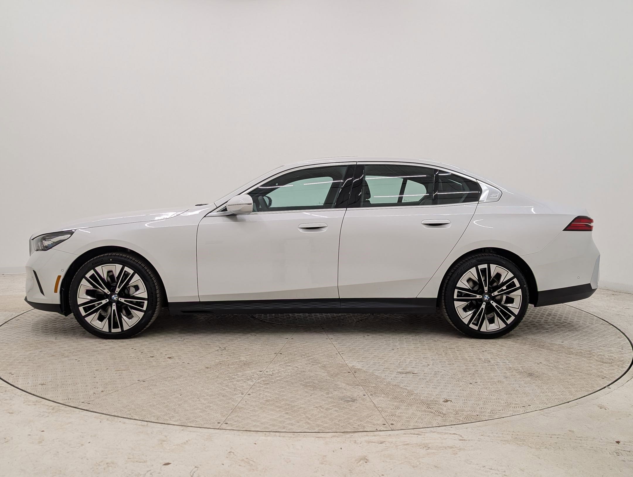 New 2026 BMW 530i RWD image 2