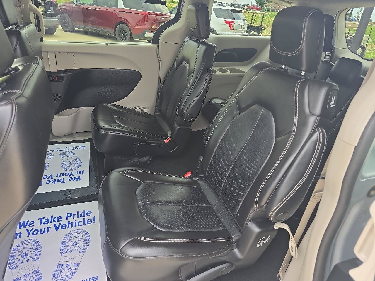 Used 2023 Chrysler Pacifica Touring-L FWD image 12
