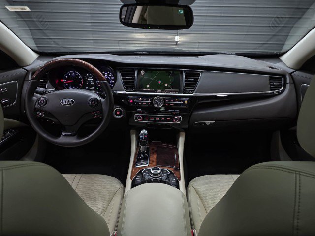 Used 2015 Kia K900 Premium w/ Interior Highline Package RWD image 12