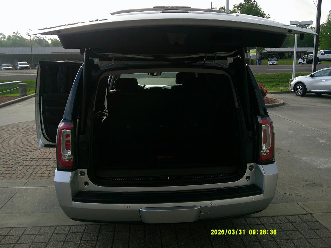 Used 2017 GMC Yukon XL SLT image 16