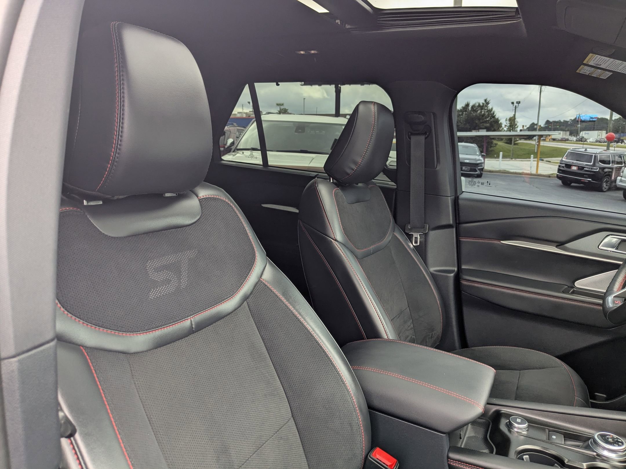 Used 2025 Ford Explorer ST image 29