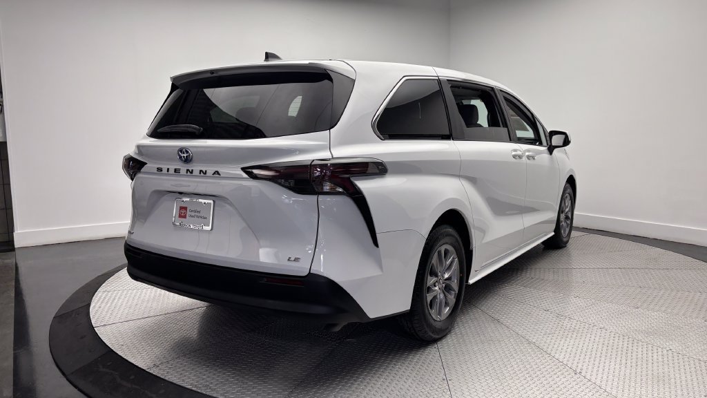 Used 2025 Toyota Sienna LE FWD image 41