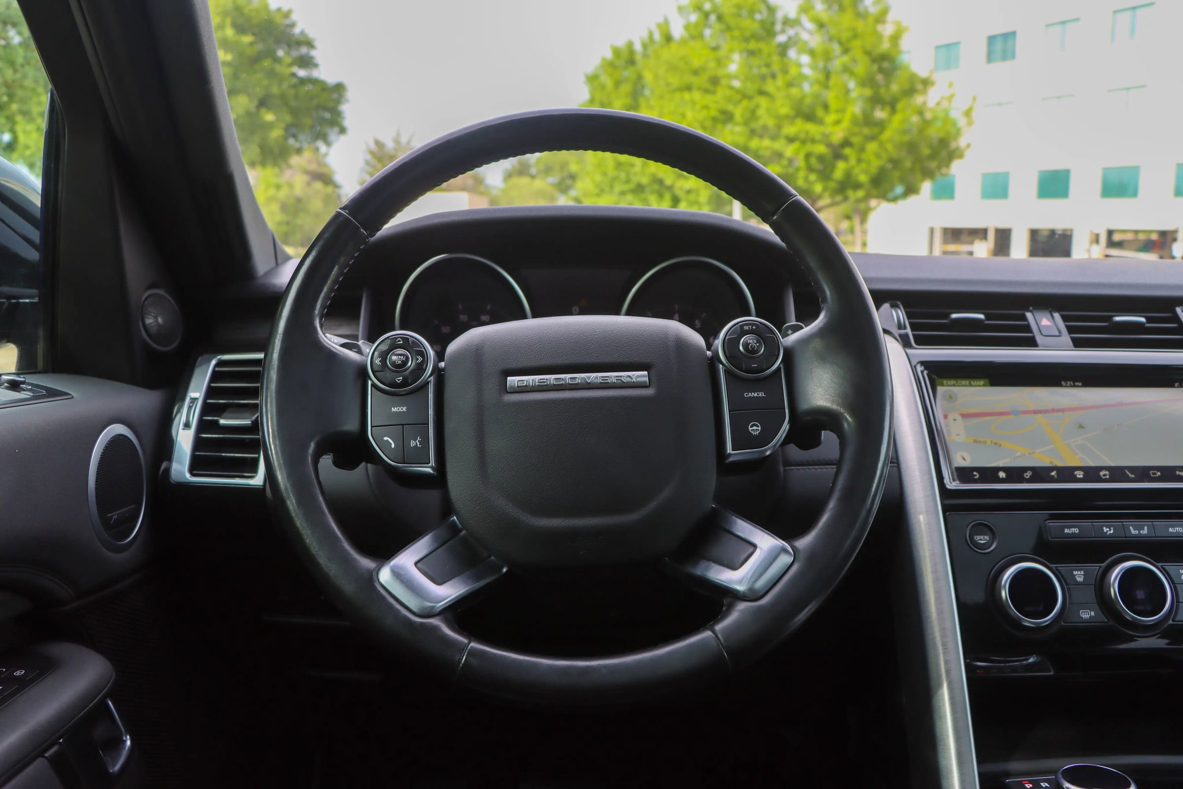 Used 2017 Land Rover Discovery HSE AWD/4WD image 32