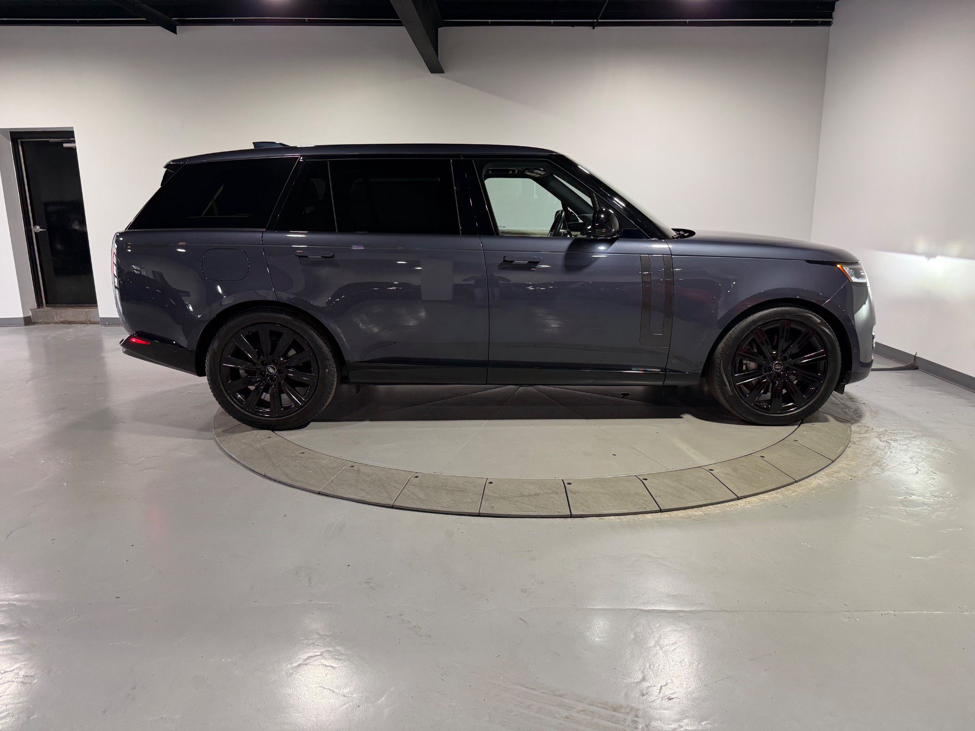 Used 2025 Land Rover Range Rover Long Wheelbase SE AWD/4WD image 6